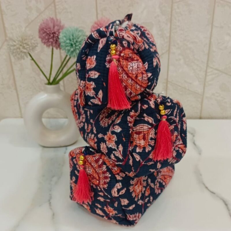 Cosmetic pouches - set of 3 with waterproof lining - Image 3
